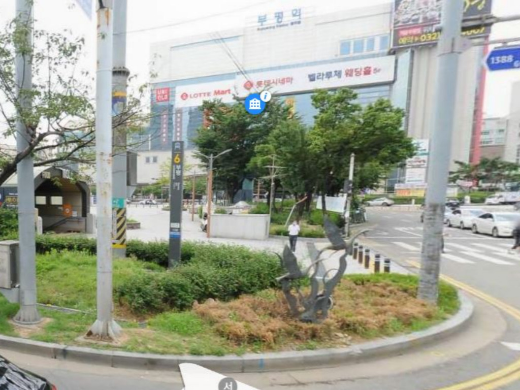 부평역 6번출구 횡단보도 건너편